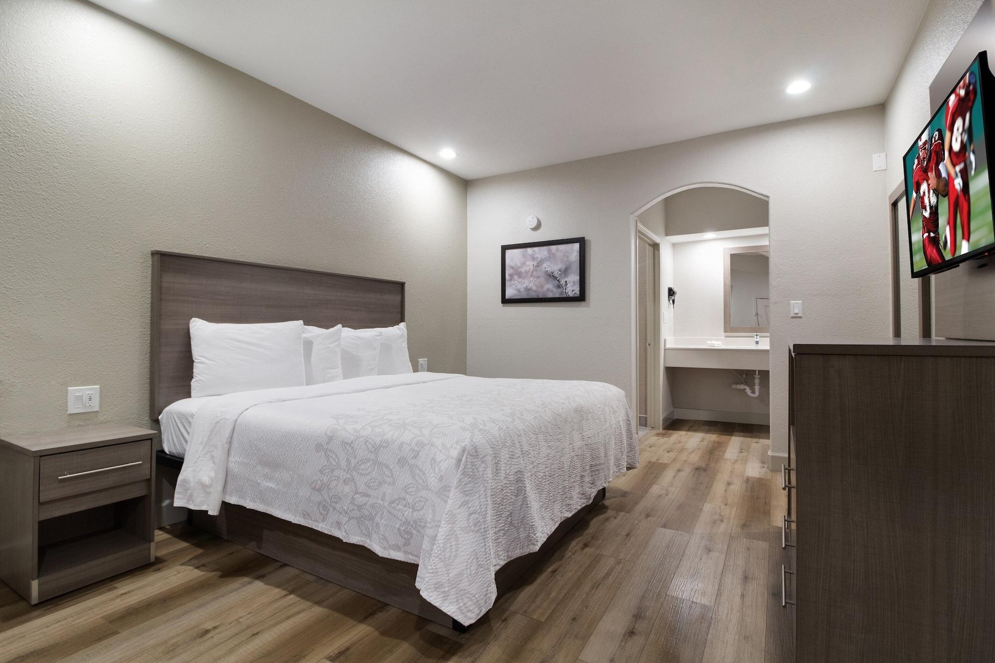 Red Roof Inn Plus + Galveston - Beachfront Bagian luar foto