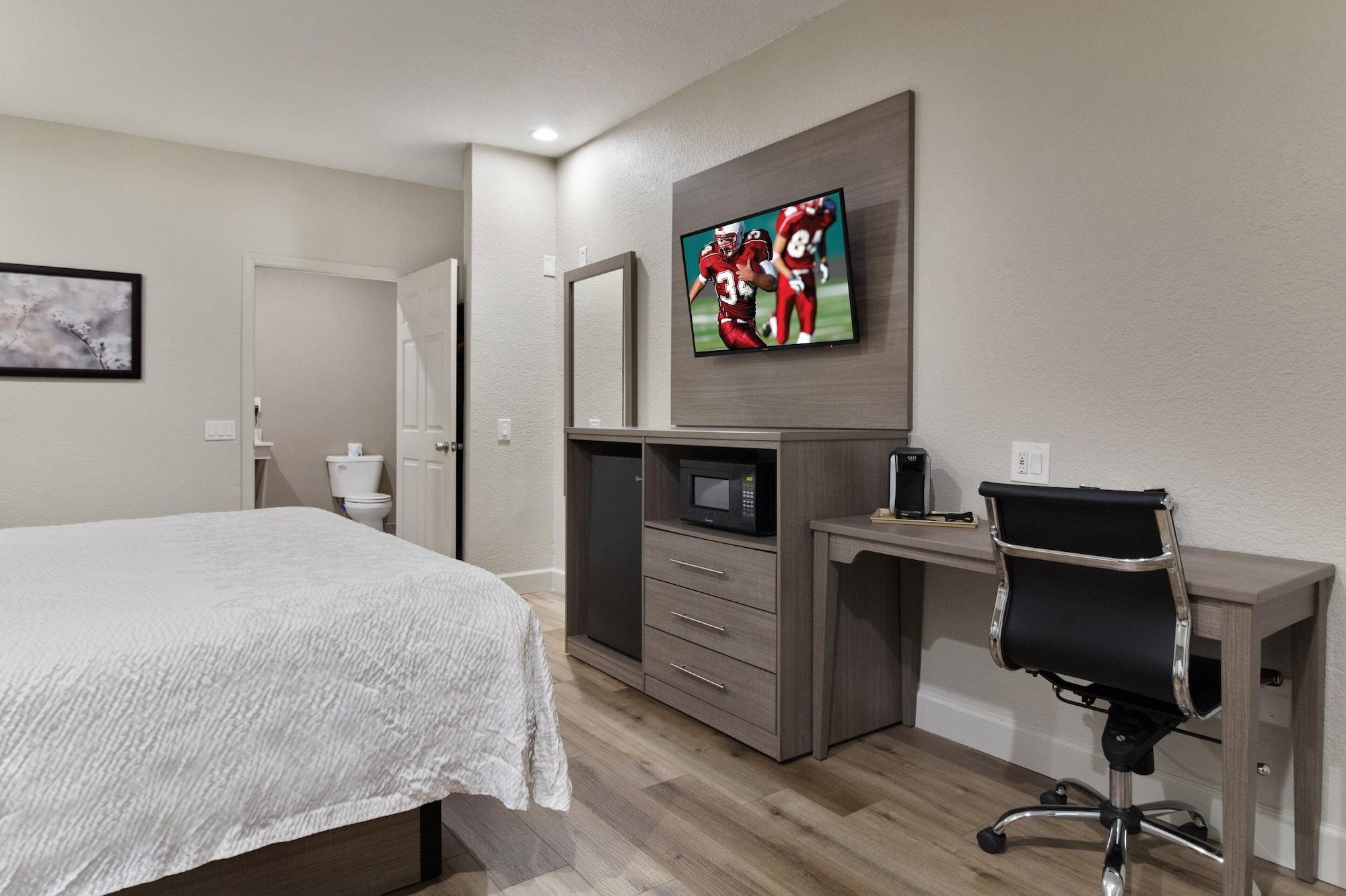 Red Roof Inn Plus + Galveston - Beachfront Bagian luar foto