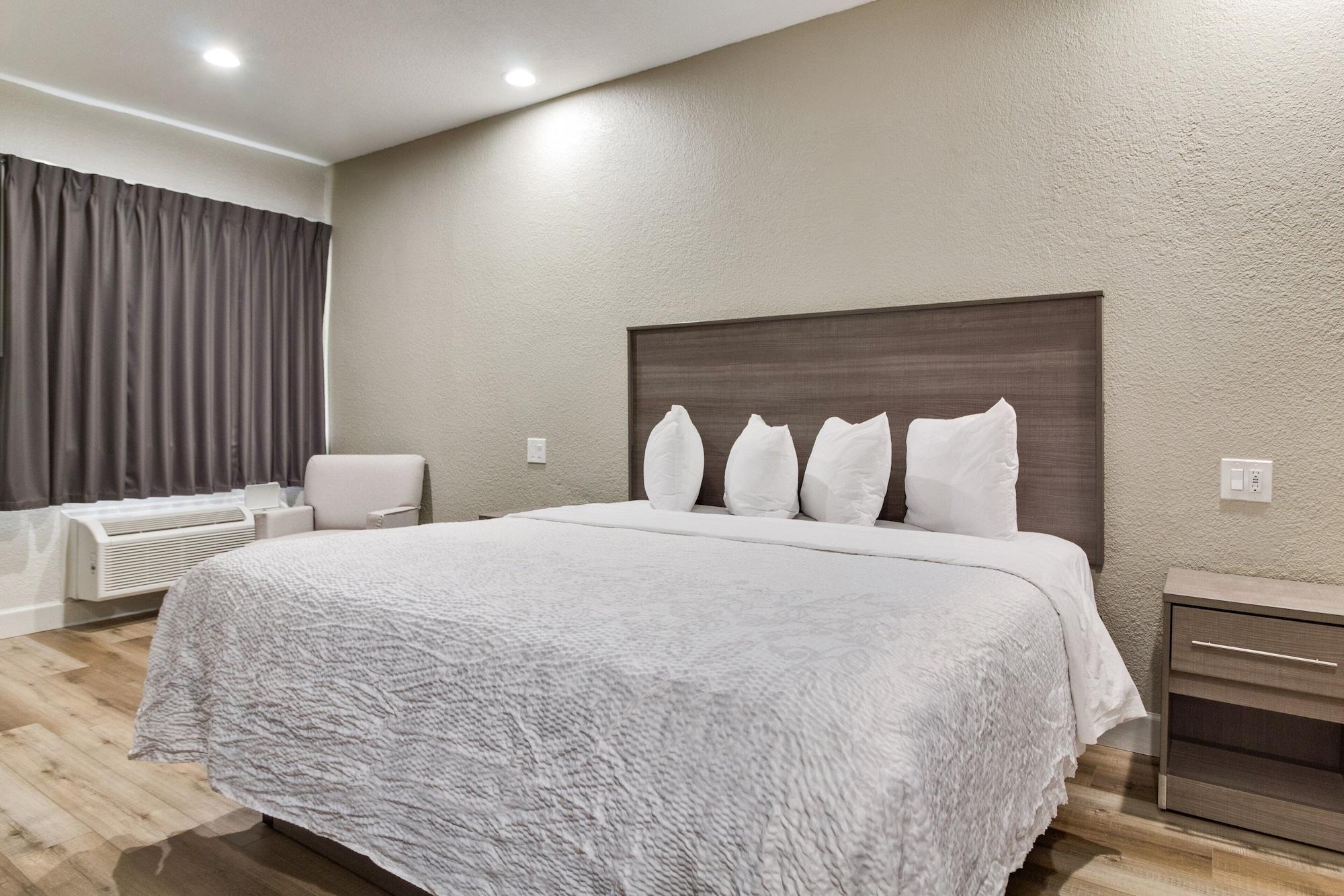 Red Roof Inn Plus + Galveston - Beachfront Bagian luar foto
