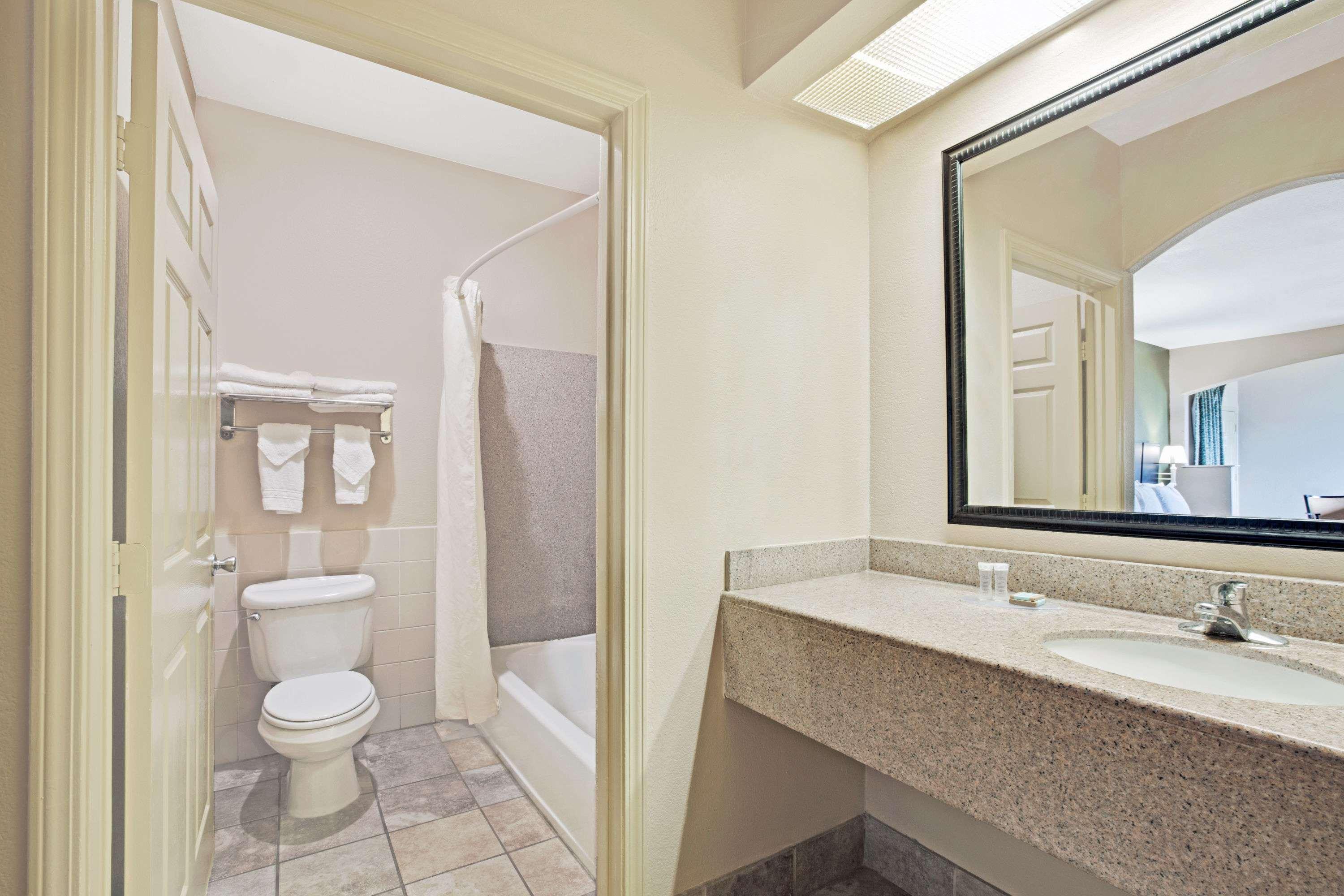 Red Roof Inn Plus + Galveston - Beachfront Bagian luar foto