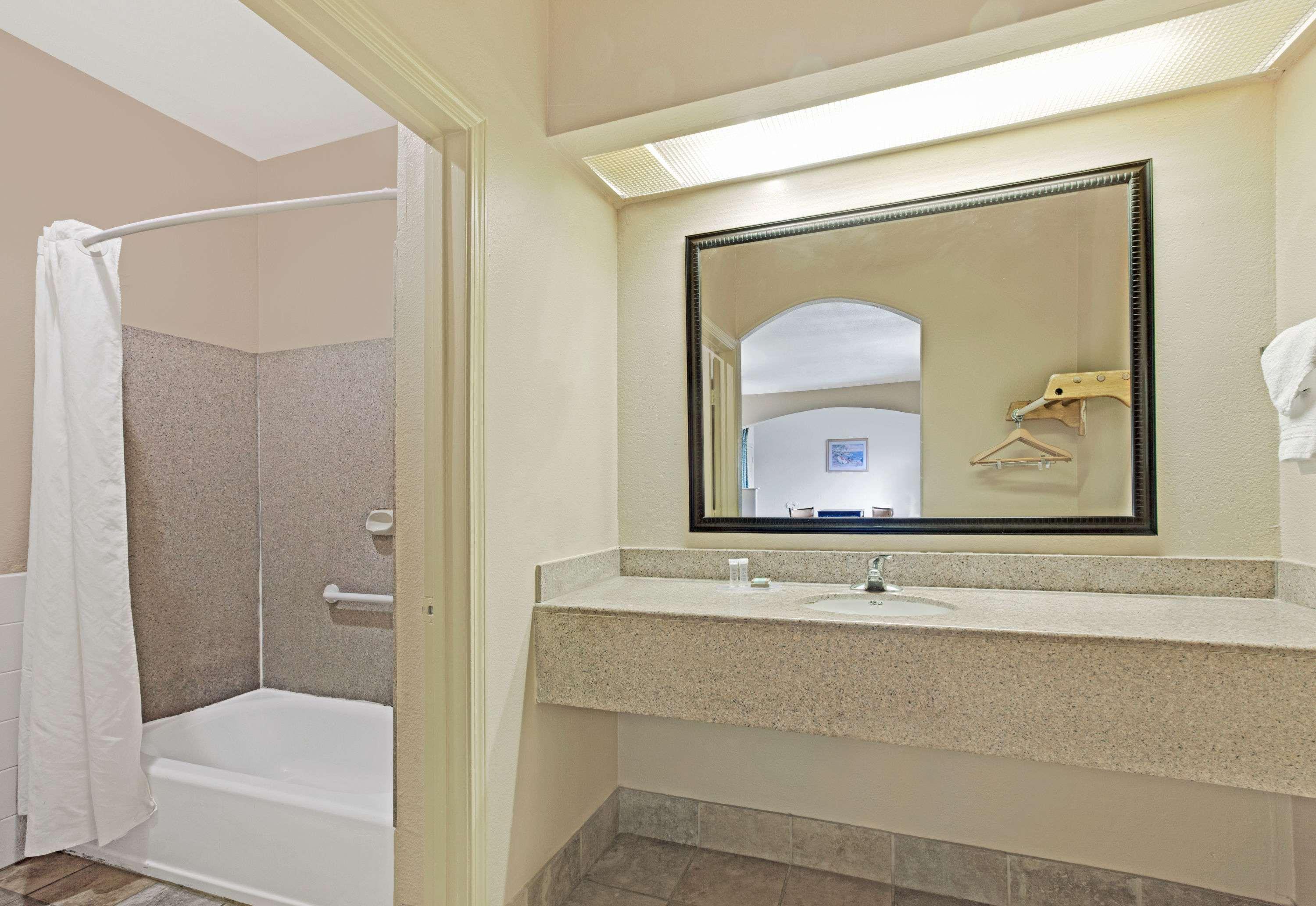 Red Roof Inn Plus + Galveston - Beachfront Bagian luar foto