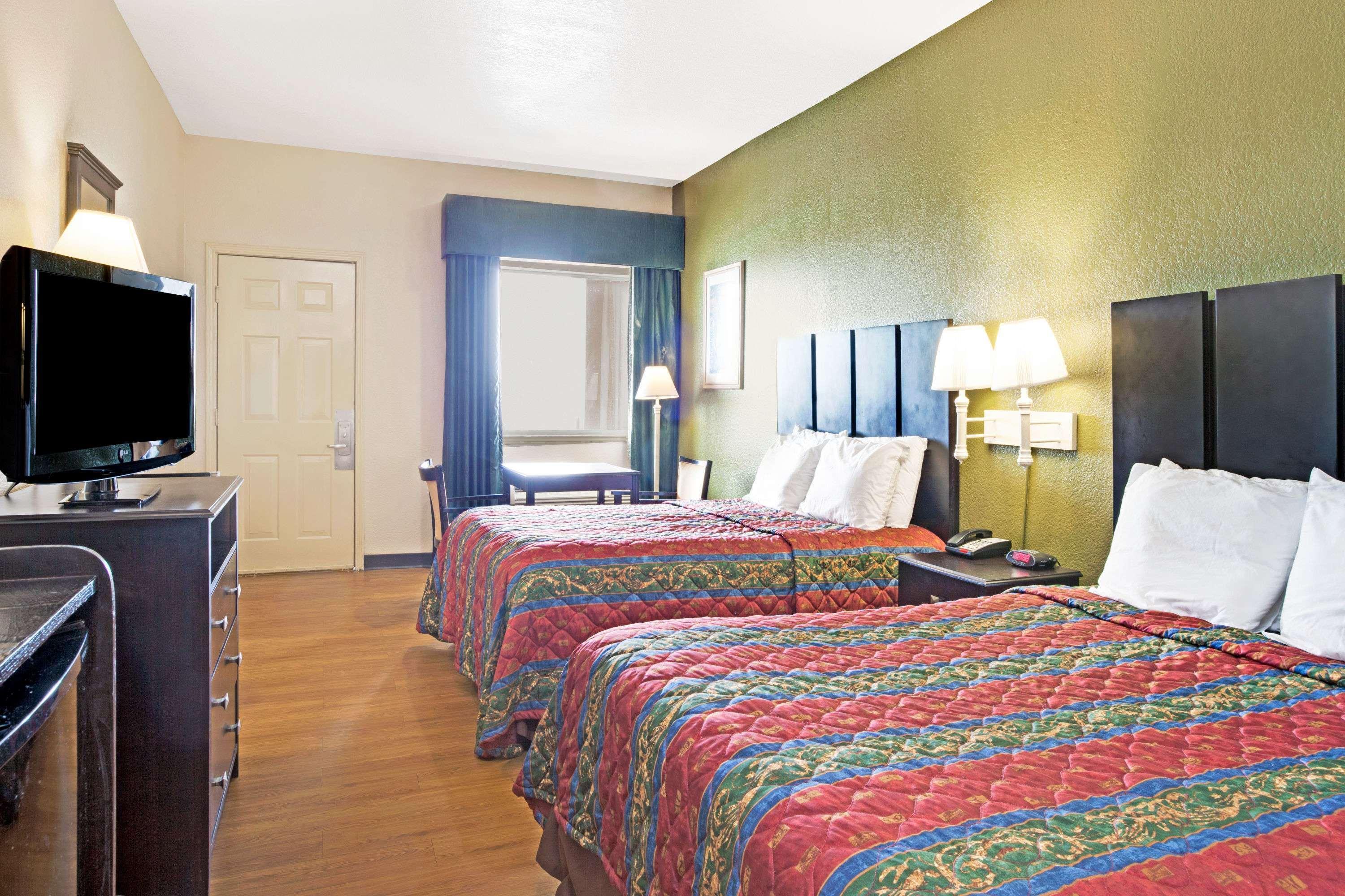 Red Roof Inn Plus + Galveston - Beachfront Bagian luar foto