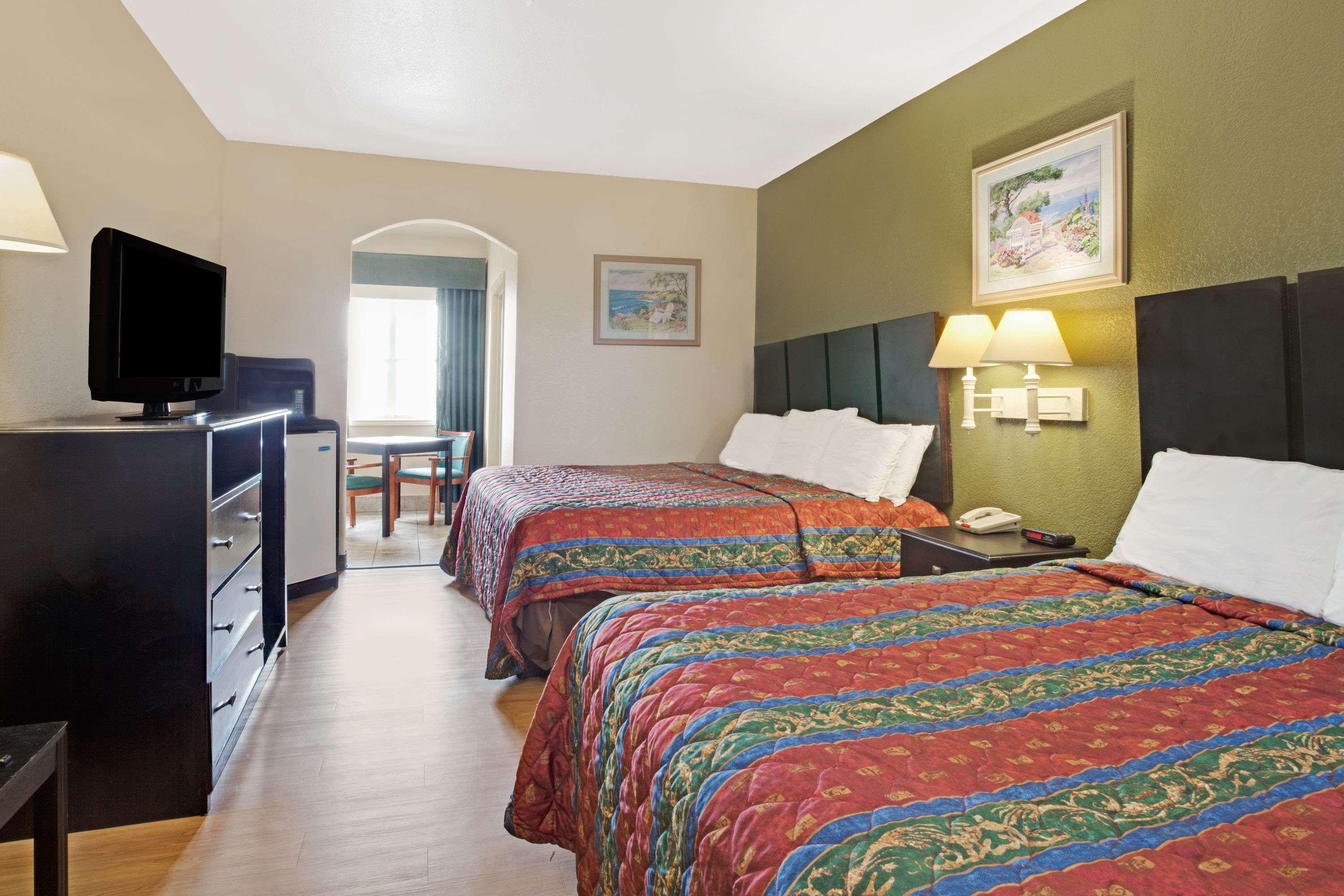 Red Roof Inn Plus + Galveston - Beachfront Bagian luar foto