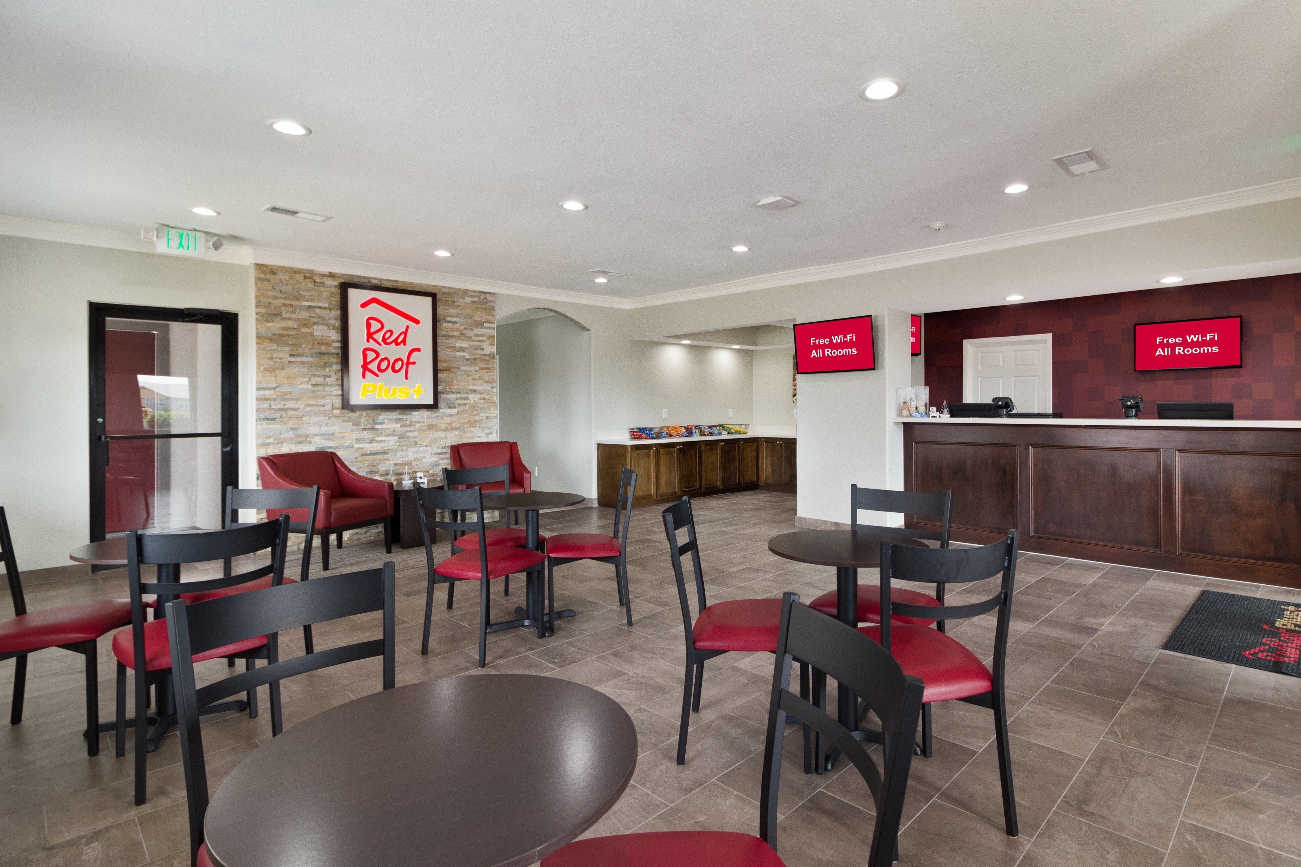 Red Roof Inn Plus + Galveston - Beachfront Bagian luar foto