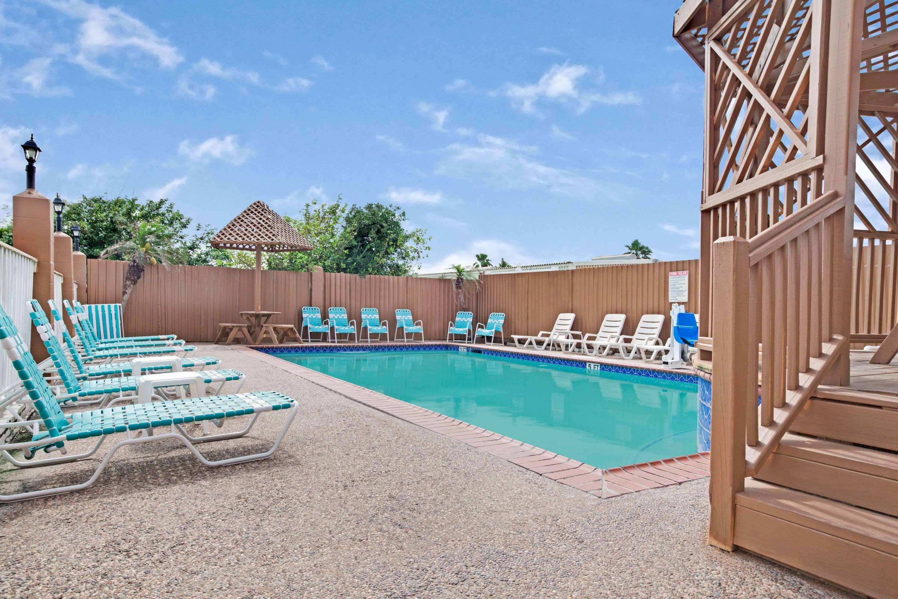 Red Roof Inn Plus + Galveston - Beachfront Bagian luar foto