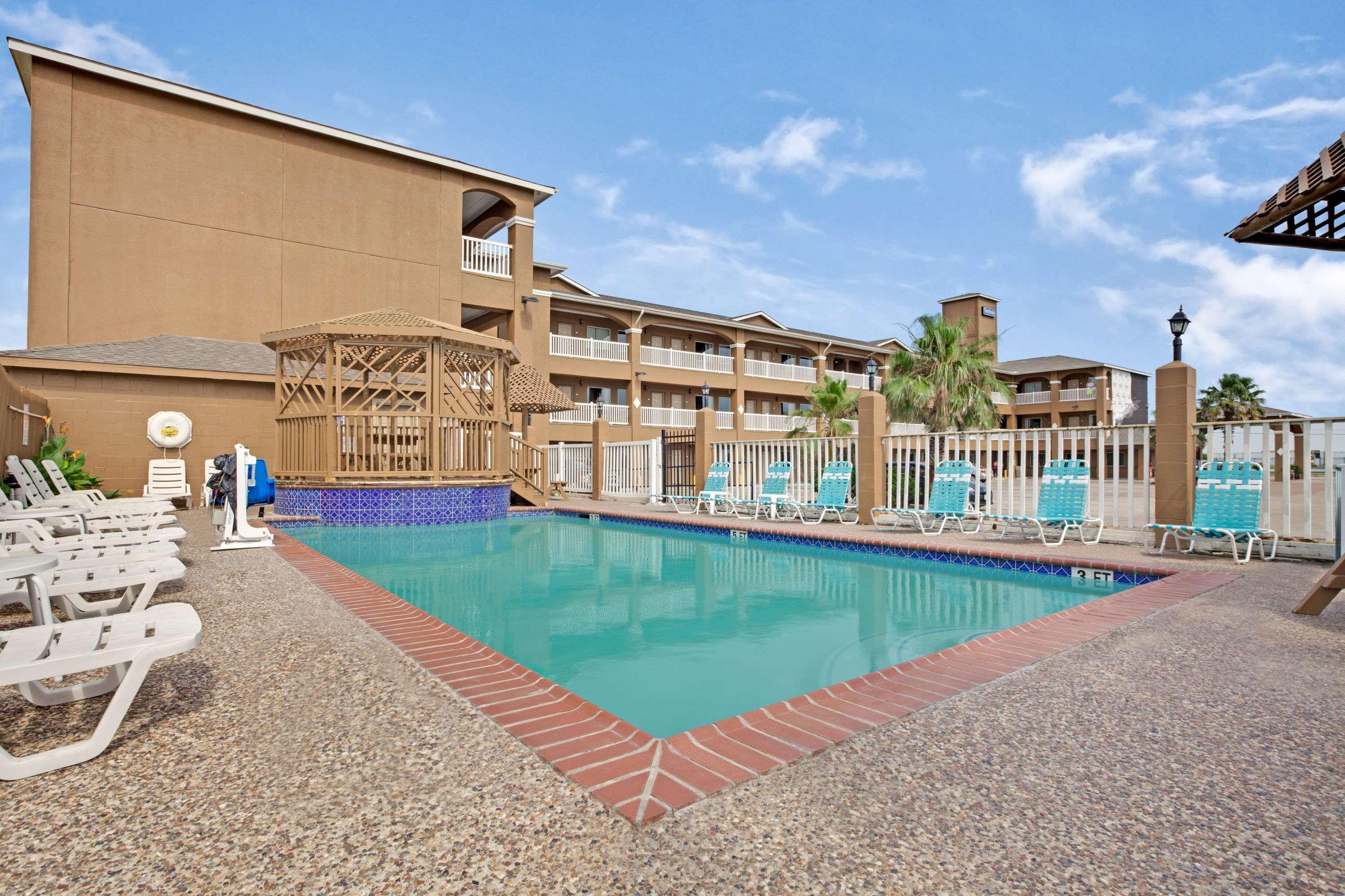 Red Roof Inn Plus + Galveston - Beachfront Bagian luar foto