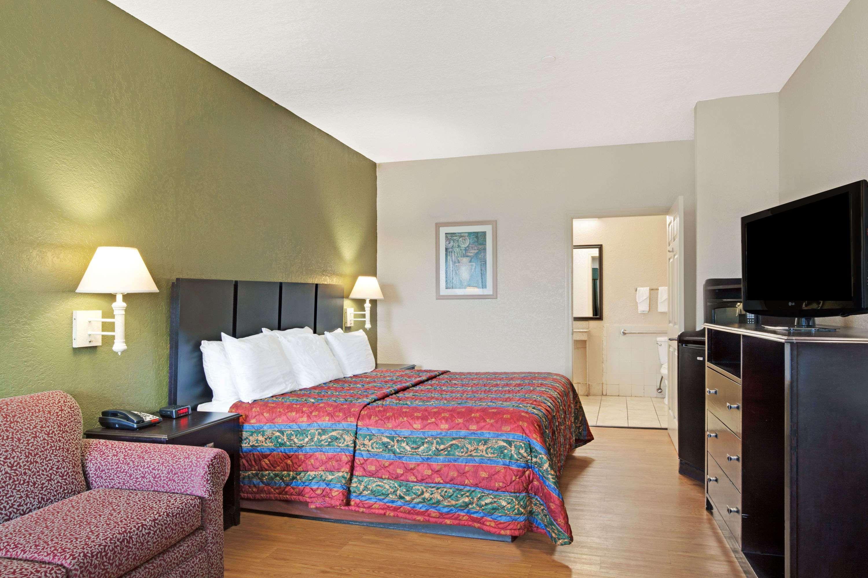 Red Roof Inn Plus + Galveston - Beachfront Bagian luar foto