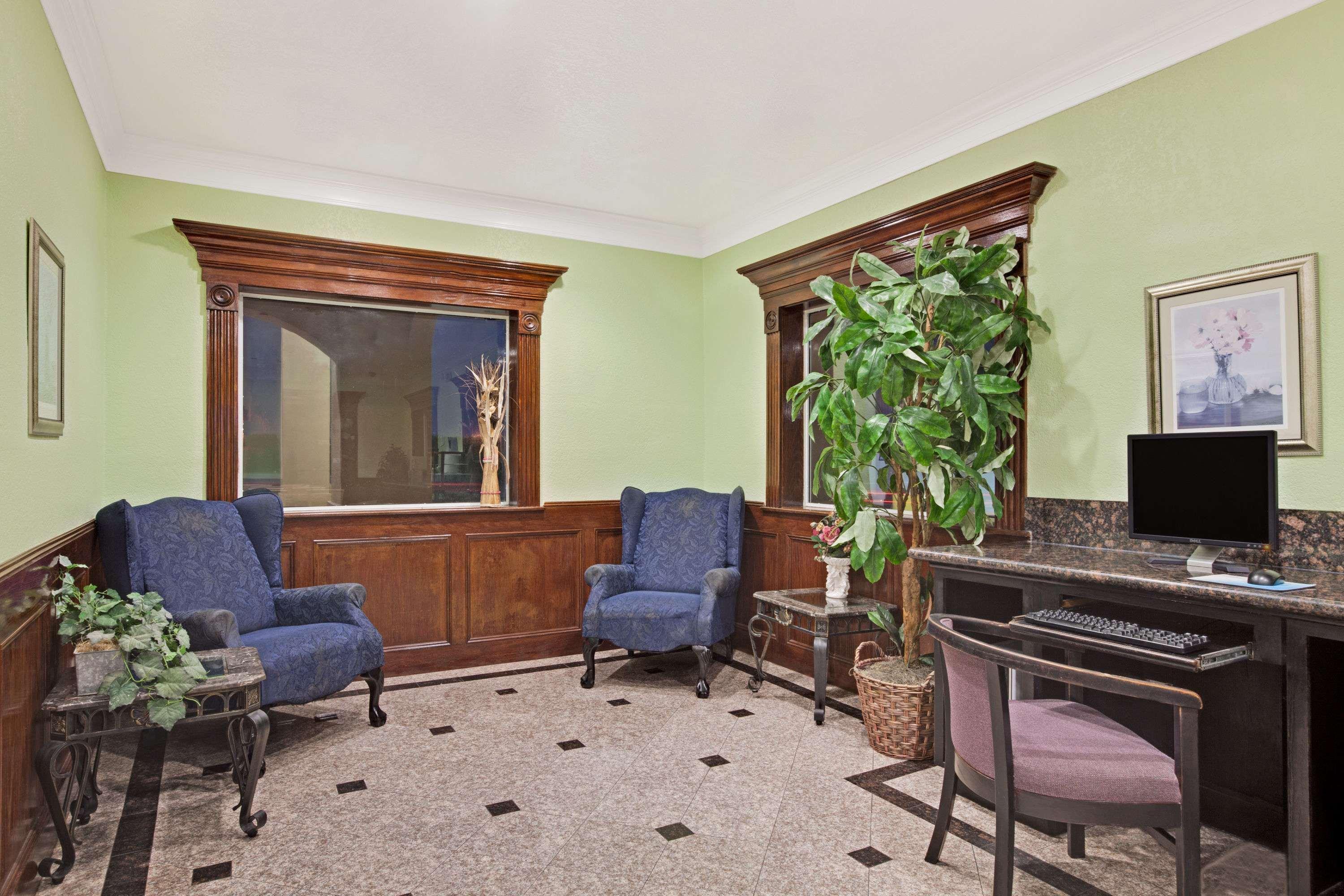 Red Roof Inn Plus + Galveston - Beachfront Bagian luar foto