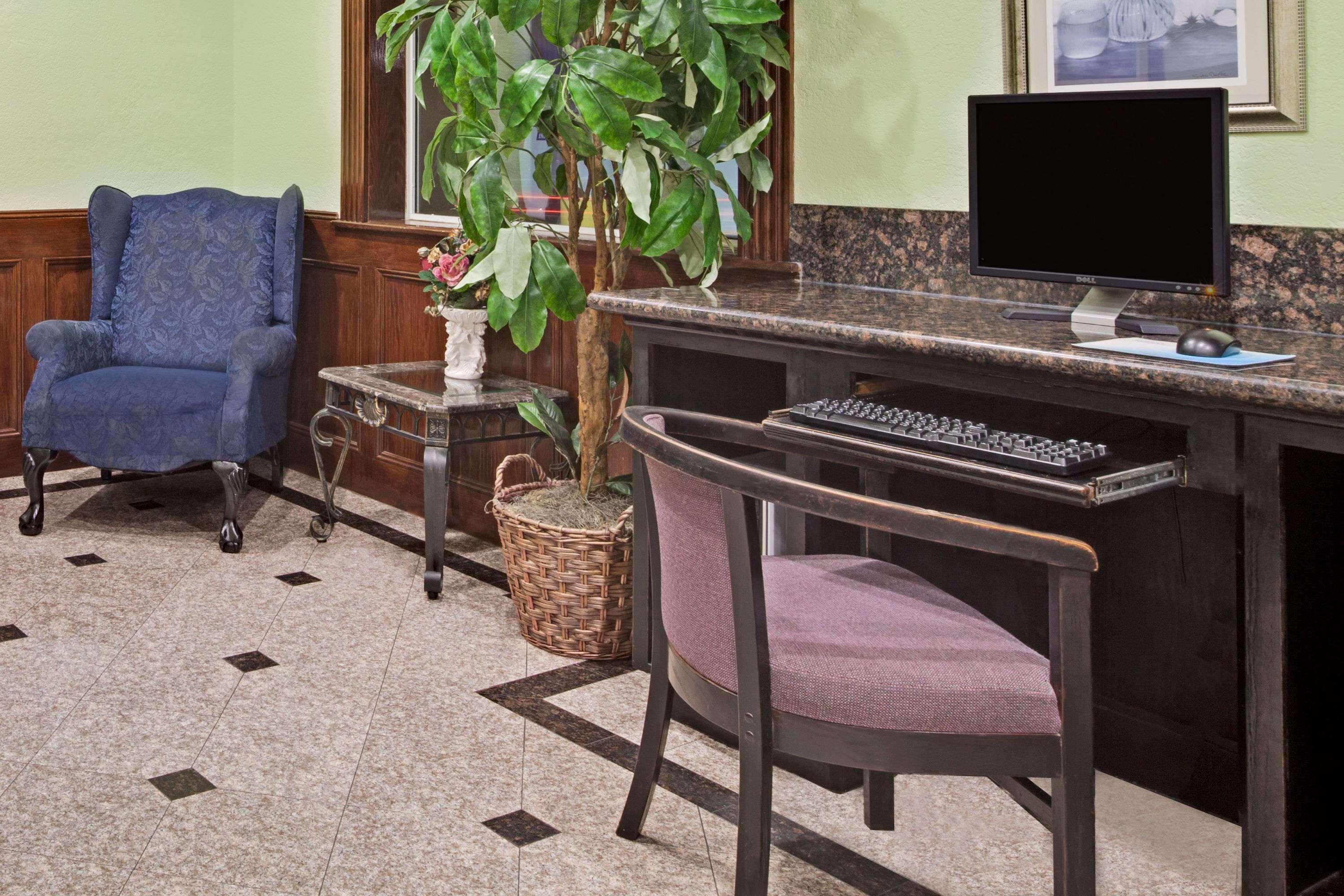 Red Roof Inn Plus + Galveston - Beachfront Bagian luar foto